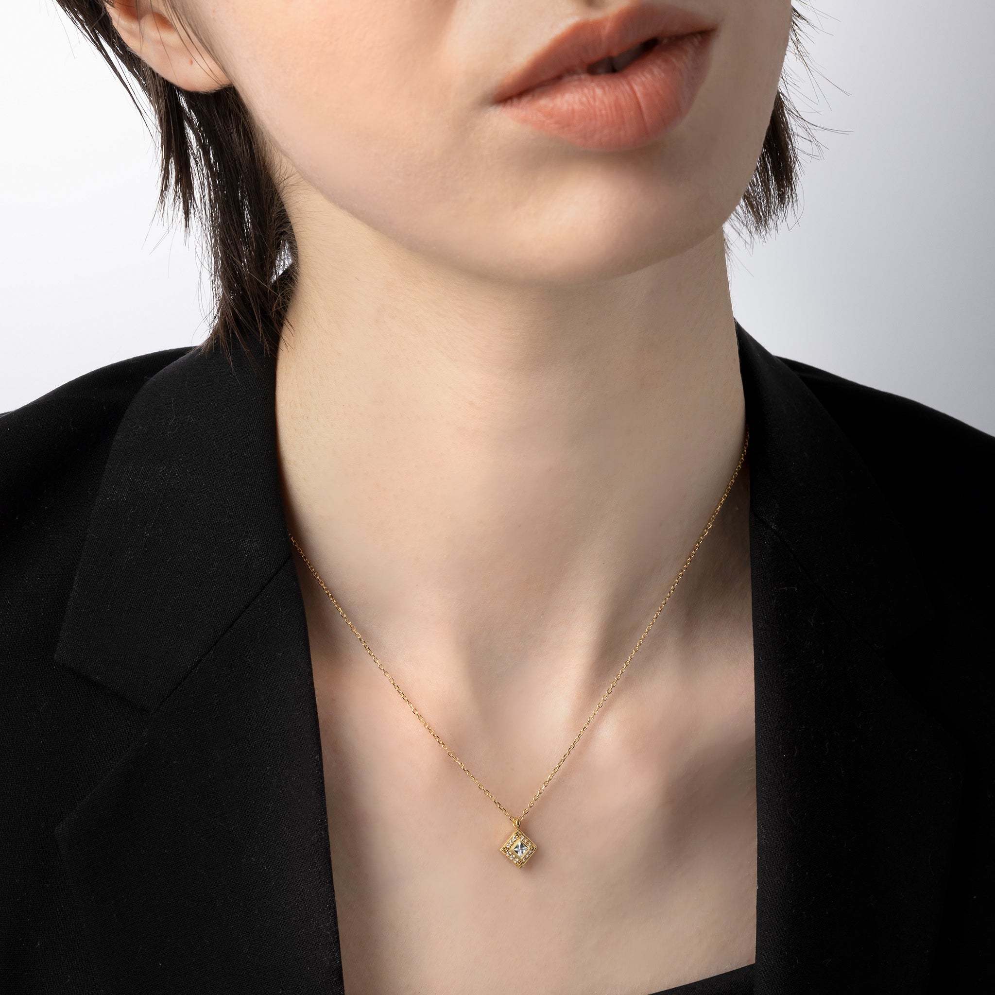 Adeve Harmony Square Necklace M (yellow gold with melee diamonds)